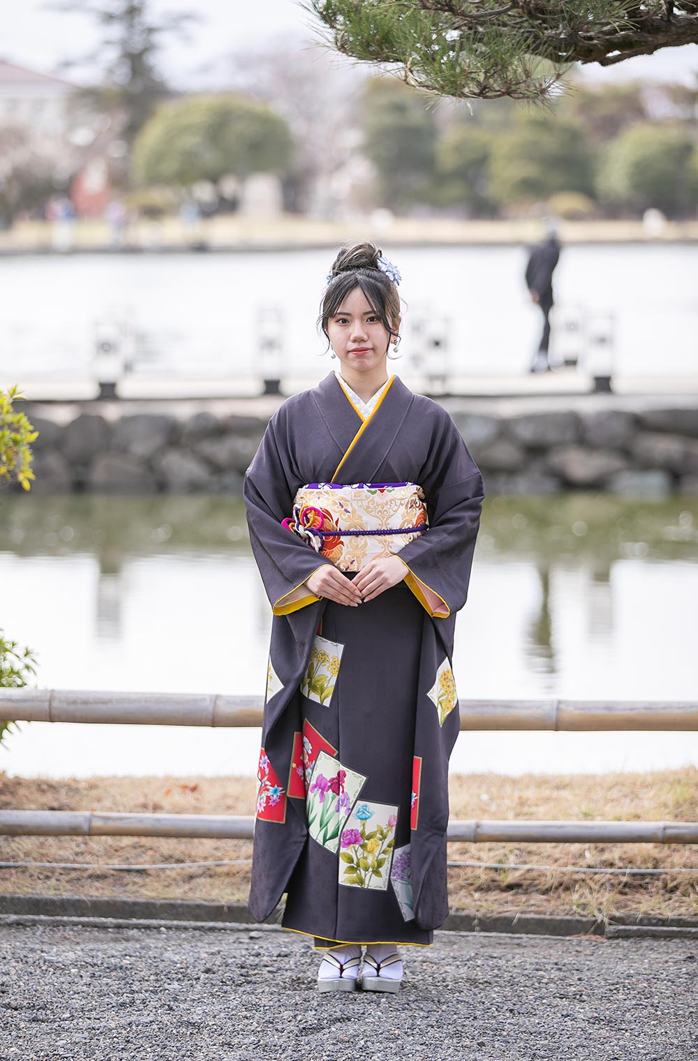 黒紅花歌留多一ツ紋振袖