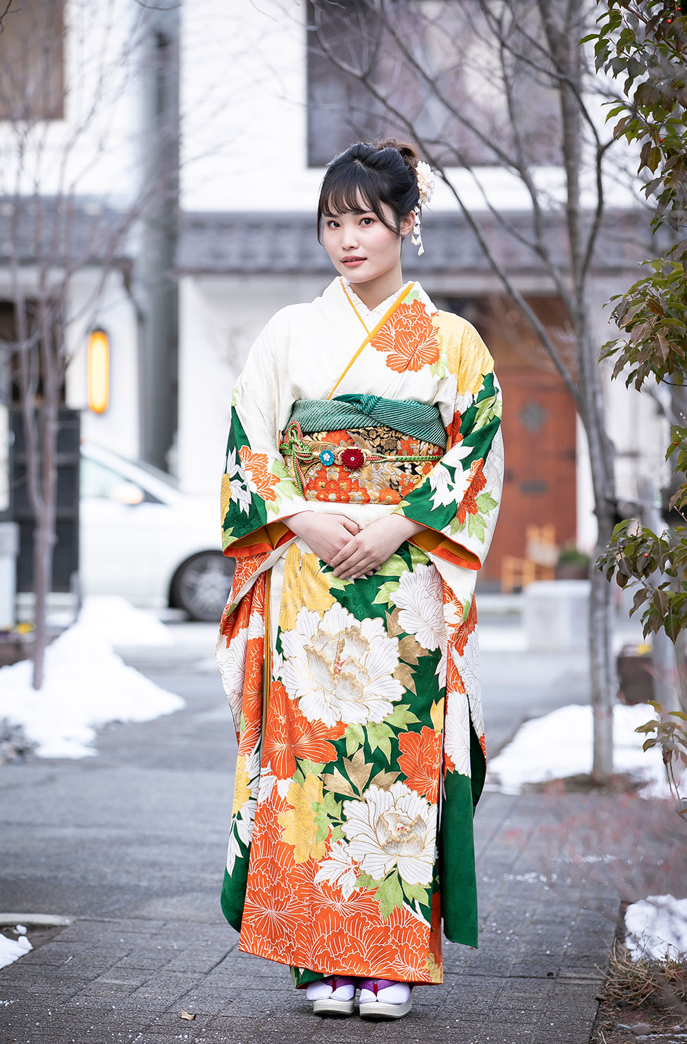 京友禅金駒刺繡大輪牡丹白振袖