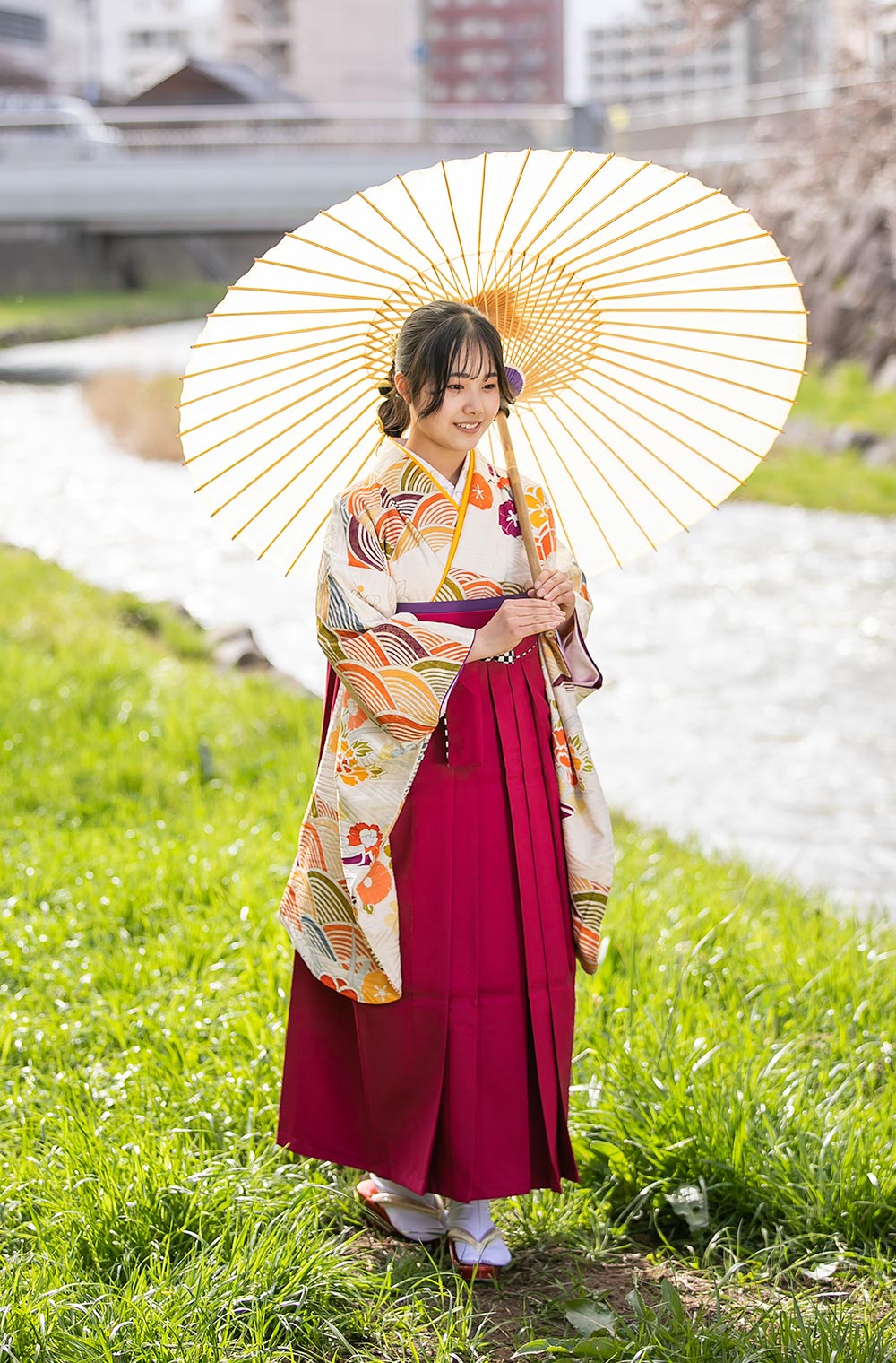 白京友禅青海波と草花二尺袖着物に紅臙脂色の袴